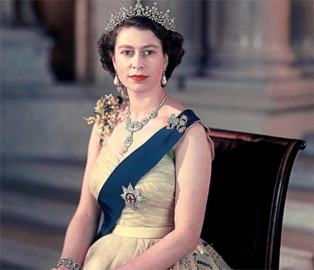 2022年，英国女王去世。然而，她的遗体既没火葬也土葬，而是被放在百斤重的铅制棺