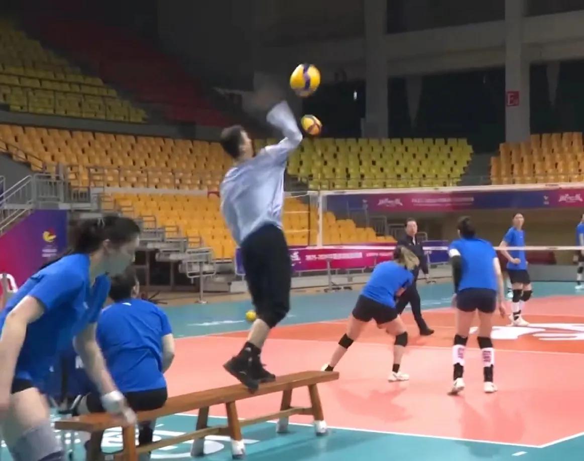 央视探班江苏女排的赛前训练！拦网和一传是重点！中央电视台体育频道记者特意探班了