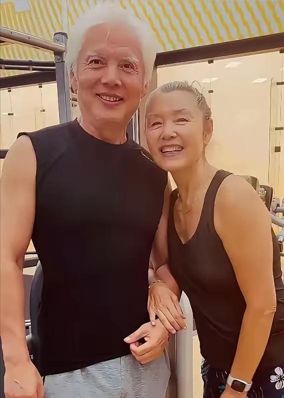 老牌影星姜黎黎如今定居洛杉矶安度晚年，满头白发从容面对岁月变化。她和同为演员的丈