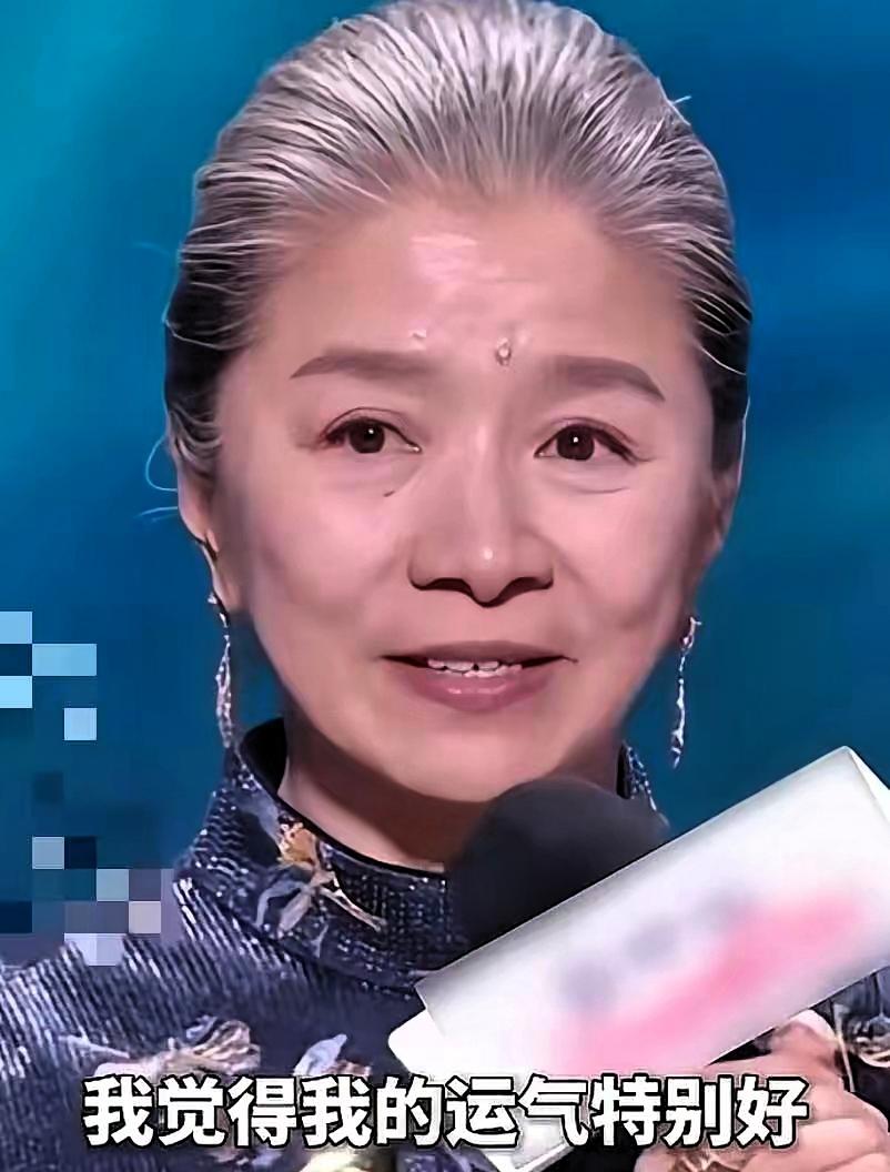 有没有发现，迟蓬有点不对劲，别人获奖都是喜极而泣，可她倒好，获奖后没有激动落