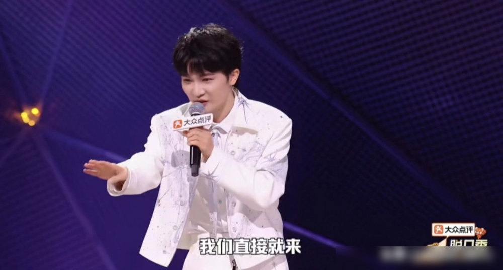 周深去说脱口秀，圈内人全在夸，这事本身就挺反常的你想啊，一个歌手跨界，通常就是来玩票的，念完稿子走人