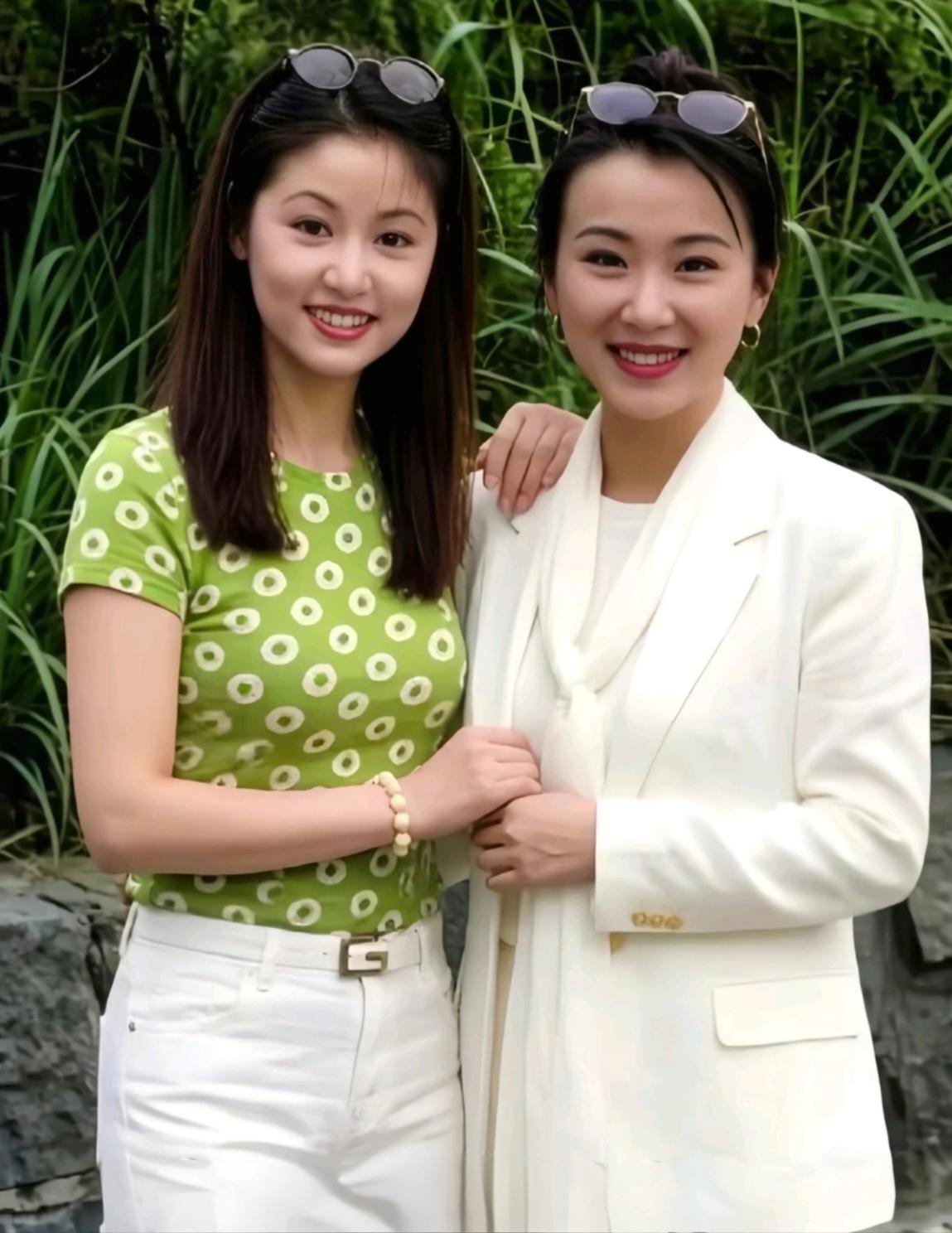 这张林心如和萧蔷1997年的同框合影，林心如21岁，萧蔷28岁，两位女神都正值颜