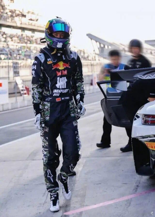 杜华王一博赛后合照85号车手王一博圆满收官，感谢每一份支持与陪伴，未来继续热血向