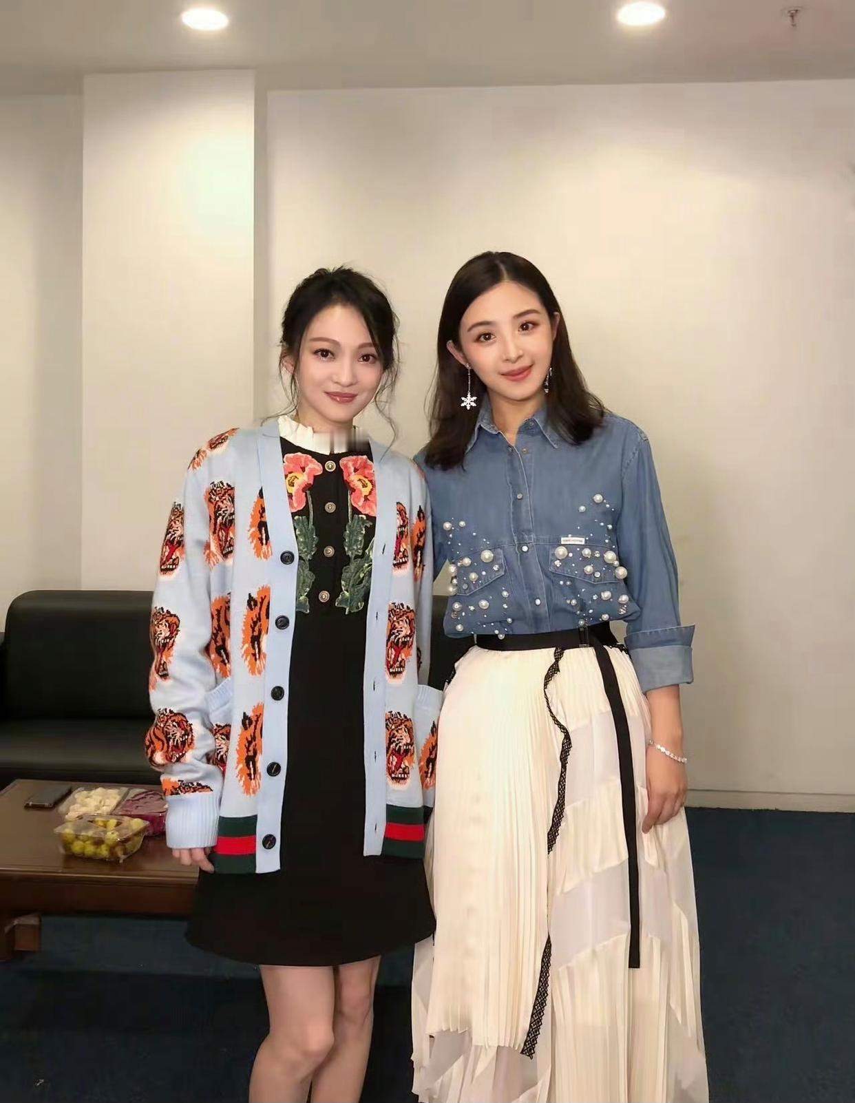 张含韵与张韶涵时隔12年再次同框合影，两个人都越活越年轻，这就是女明星的保养实力