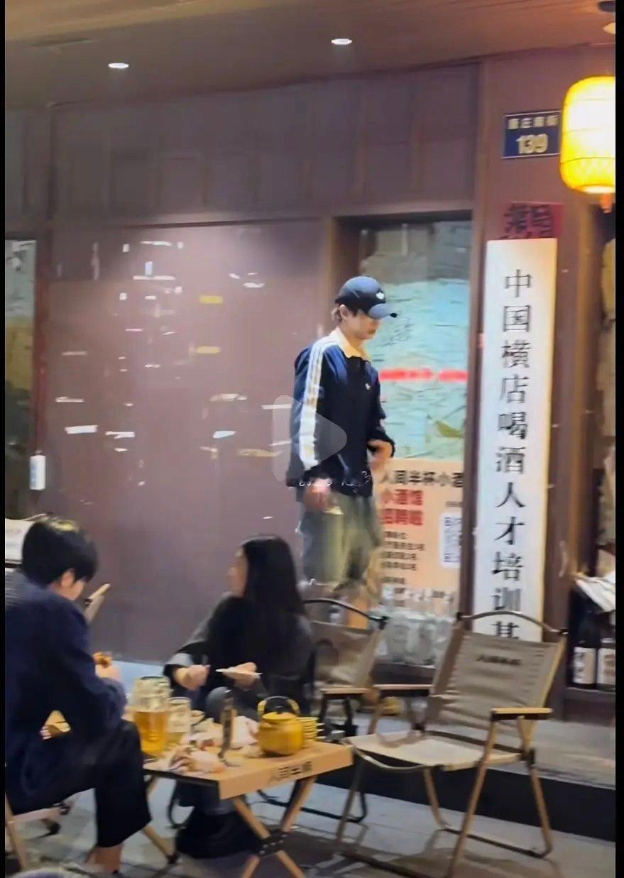 何与公共场所吸烟，这不好吧。。。