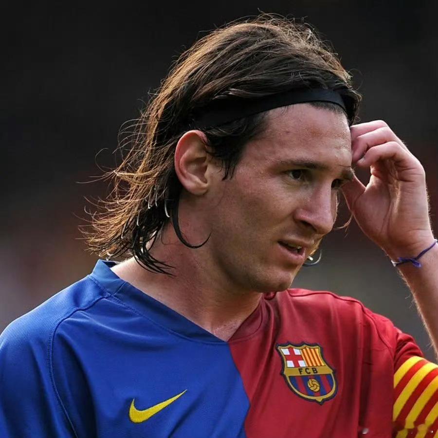 曼城曾闹乌龙，试图签下梅西。据曼城2008年的前助理教练马克·鲍文透露，在谢赫·