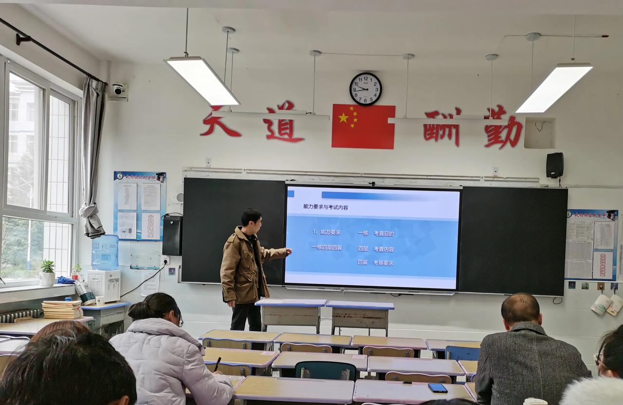 有网友说，现在，他们学校还有好几个代课老师，也就是说这些代课老师是临聘的，是没有