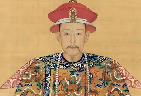 1765年春，乾隆皇帝在御花园散步时突然停下脚步，目光锐利地扫过角落处的石凳。“