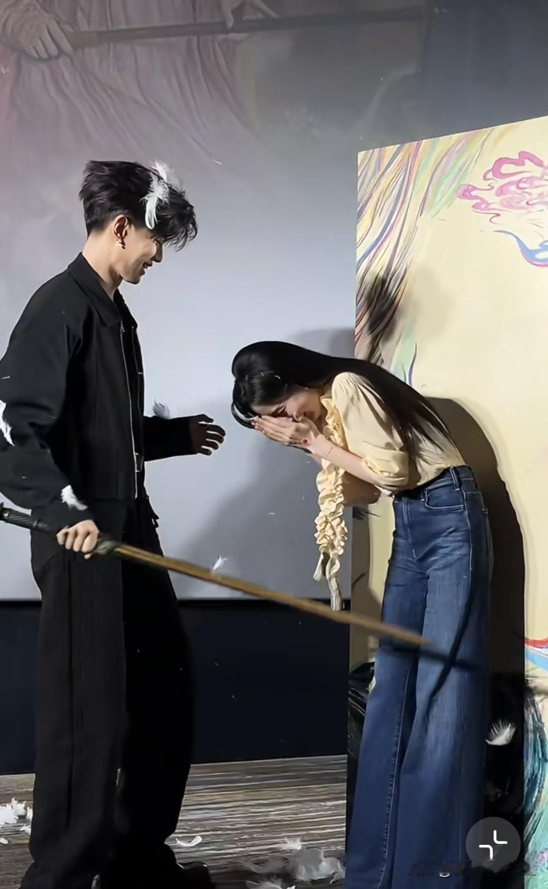 这俩搭演得真投入，笑死我了[呲牙笑]！任嘉伦的美怎么有种奇怪的帅，就是很有现代感[