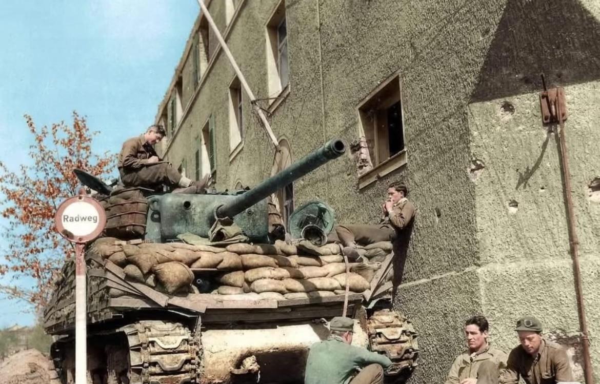 1945年，二战时期，纳粹德军包括美军坦克车上，为什么要额外加上大量的沙包？这