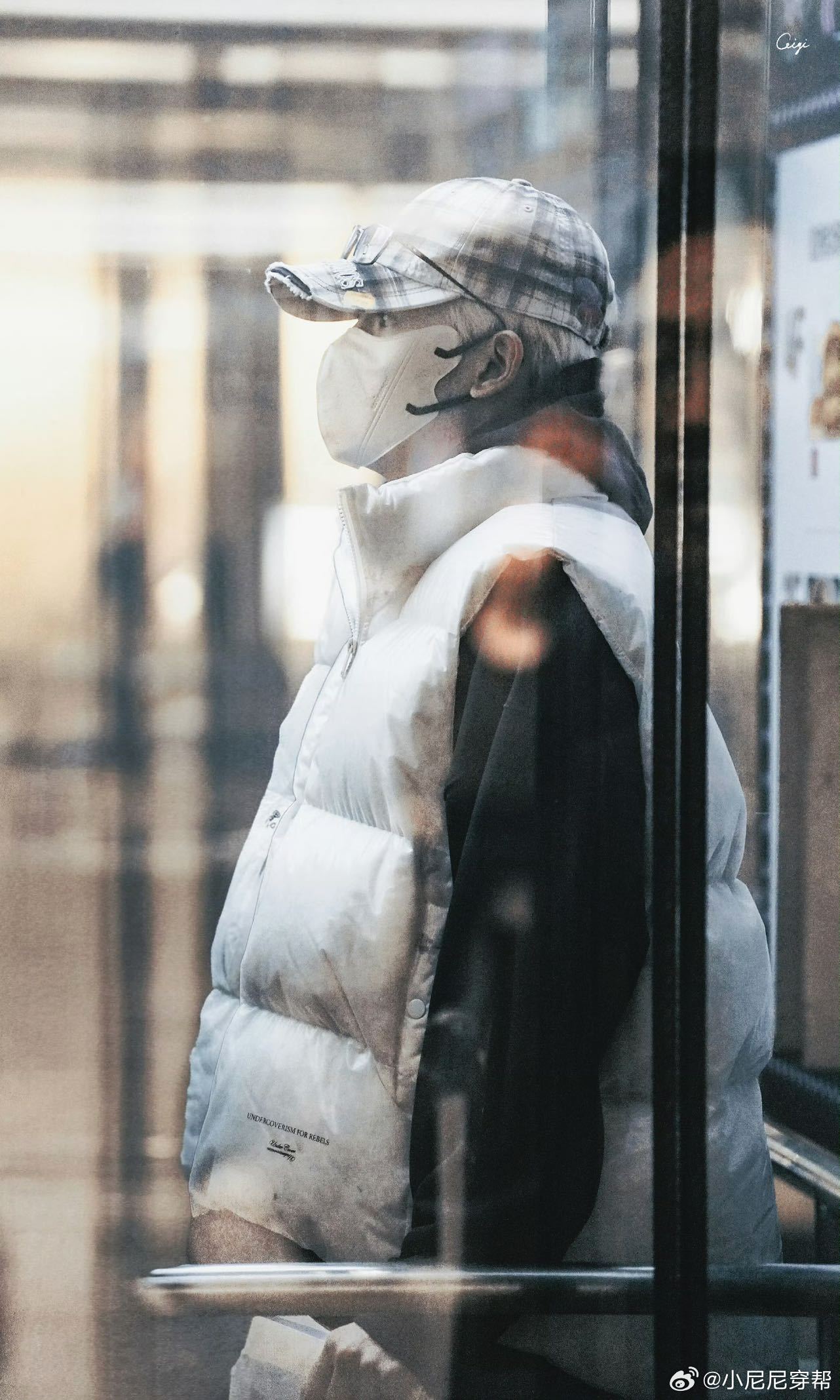 胡先煦上海路透生图这步伐又飒又有范儿，白金发色搭配精致骨相，端正漂亮的眉眼太吸