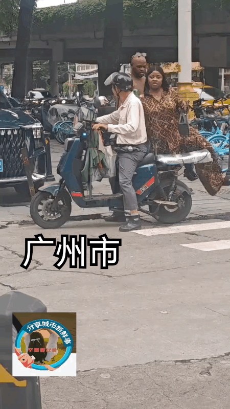 广州街头，一对黑人夫妻为了省钱竟然不坐出租车？而是去坐“摩的”？结果由于他们俩