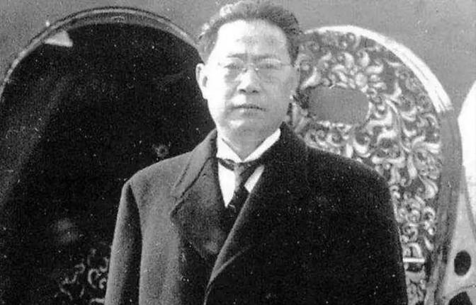 1955年，北京一场秘密逮捕行动正在北京饭店悄然展开。被逮捕的不是别人，正是中共