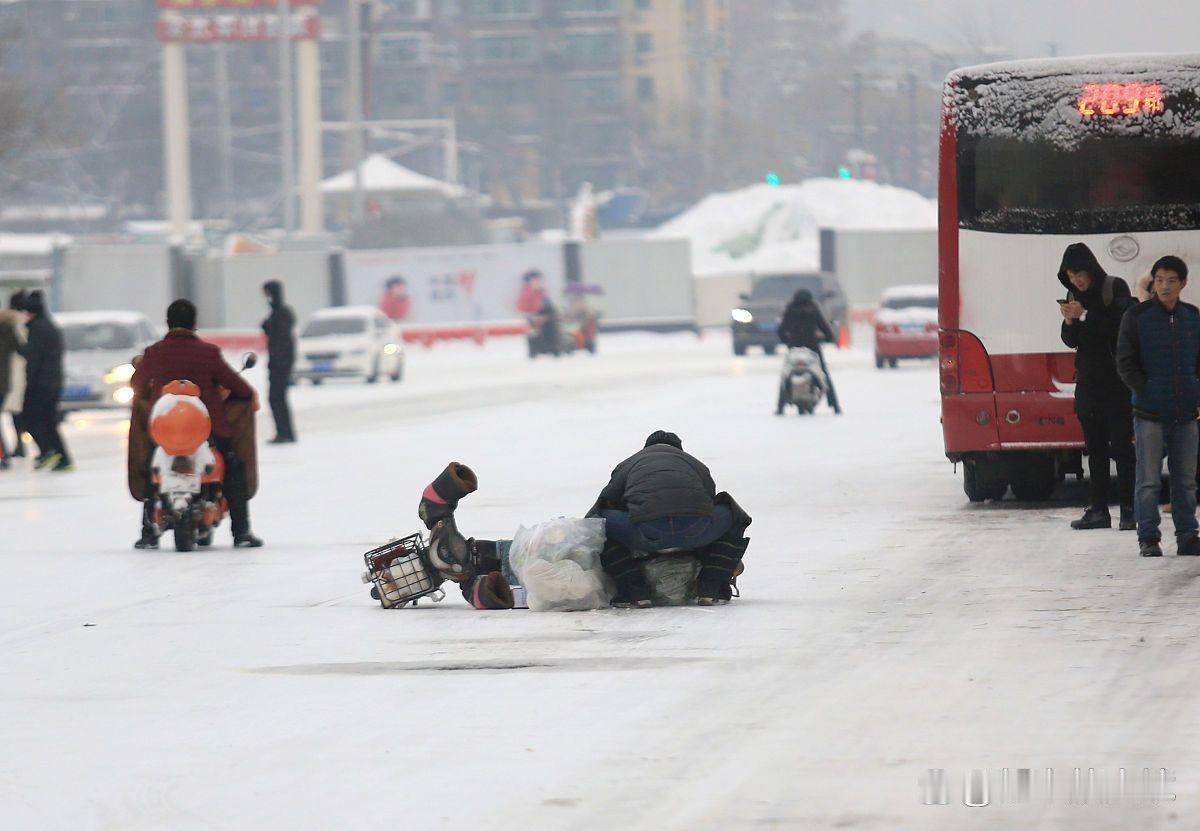 ❄️新疆的大雪，让乌鲁木齐的清晨变成了银装素裹的童话世界。但这份美，也带来了不小