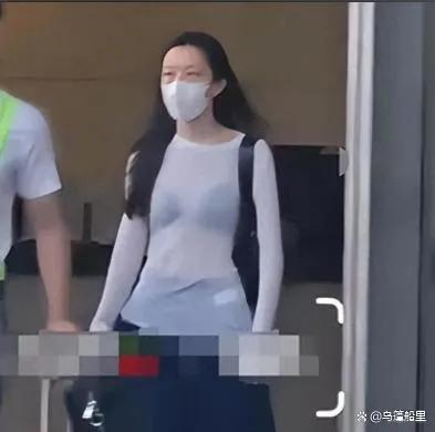 20岁李嫣确实长大了，她就是一个小号点女版的李亚鹏。李嫣不仅仅外形容颜，就是气质