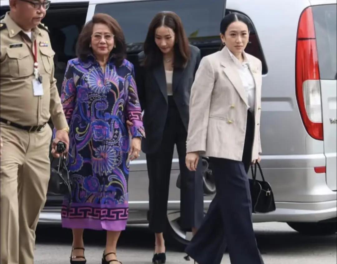 离婚了还是一家人？他信探视现场，前妻的身影藏着最真的牵挂泰国监狱外的晨光里