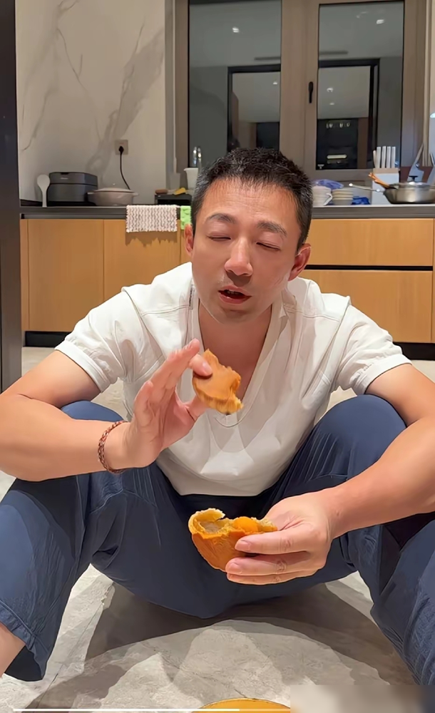 汪小菲蹲在地上跟一根丝带较劲，扯了半天没解开，自嘲连鞋带都不会系。旁边马筱梅笑着接了一句，你的鞋带不