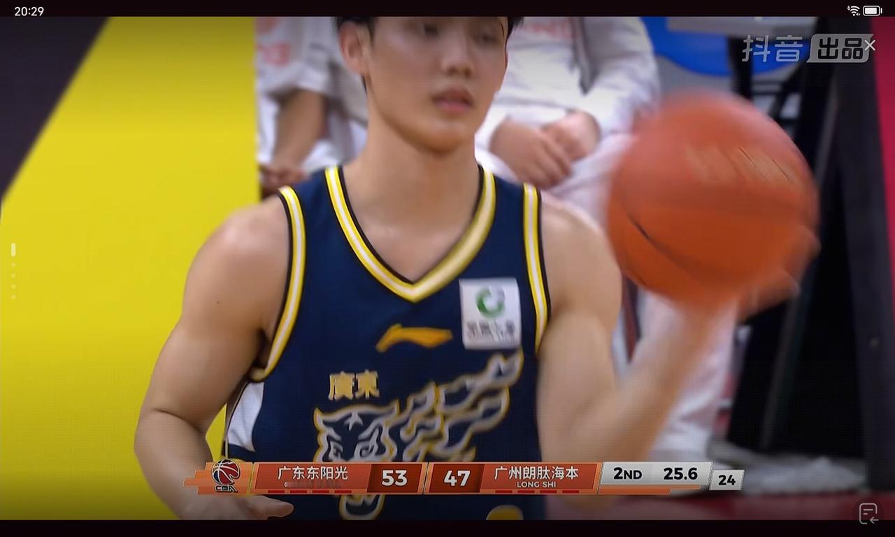 徐杰靠三分球耍威风，助攻一直在线，郭士强会给机会吗？在胡明轩受伤的情况下，崔