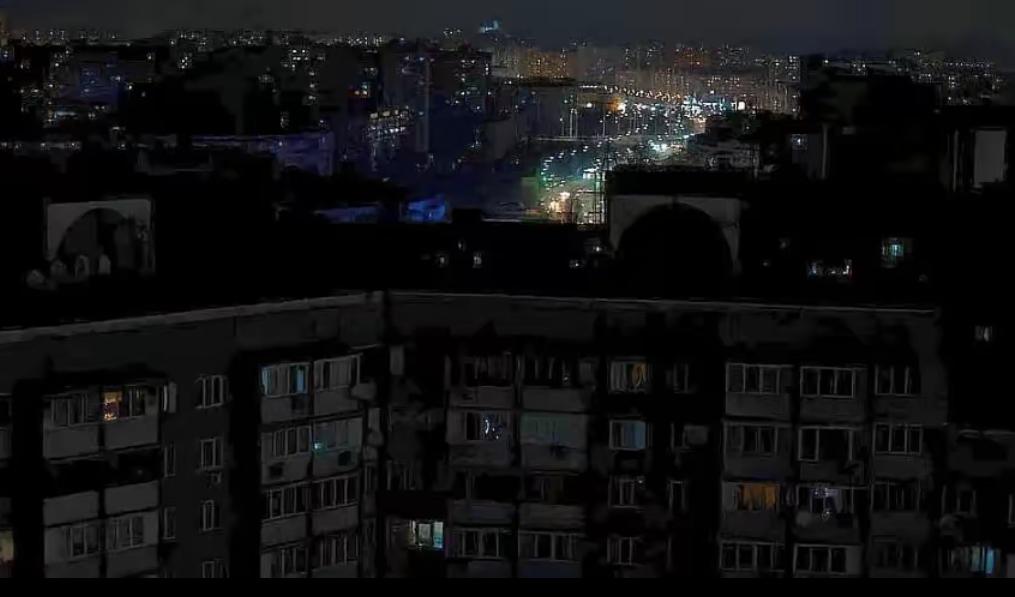 昨晚，俄军对乌克兰能源基础设施又一次进行进行联合空袭，乌克兰首都基辅右岸地区完全