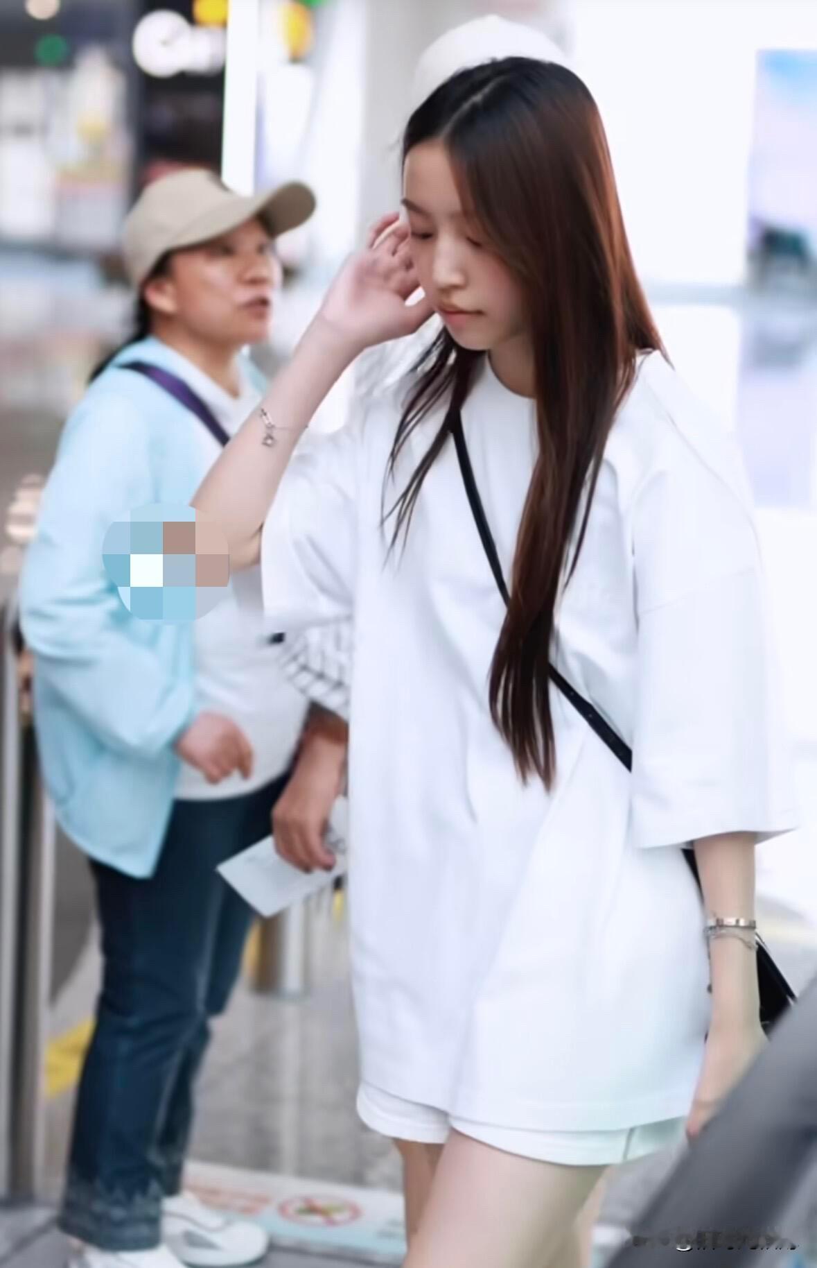 原来她真是赵薇的女儿～～之前在抖音看到她玩账号还半信半疑，直到今天看到她与赵薇一