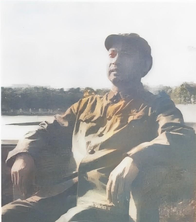 1970年，解放军副总参谋长李天佑将军在广州留下工作照。这张泛着黄渍的照片里