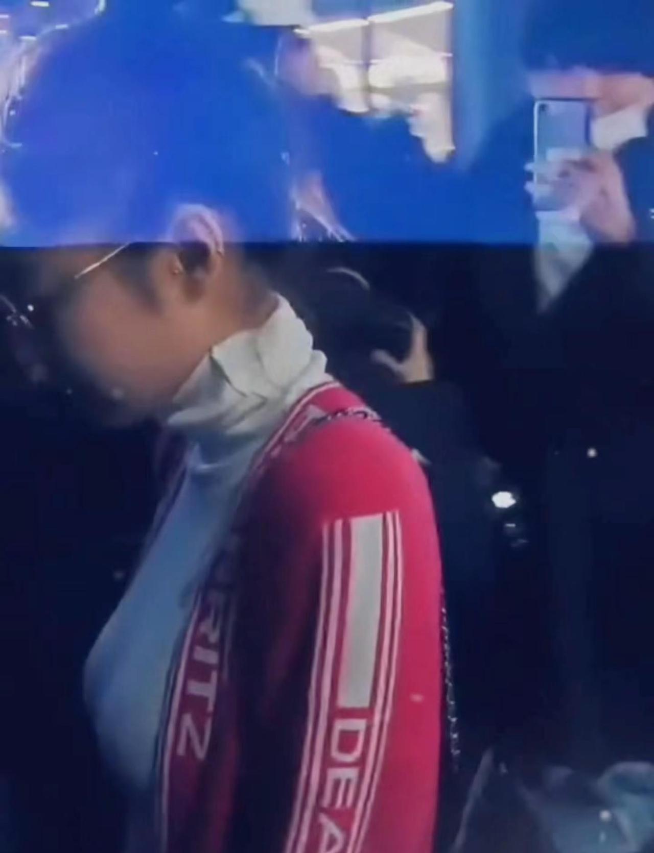 20出头的金珍妮还没走性感路线！金珍妮jennie你才是镜头焦点红衣服杀疯