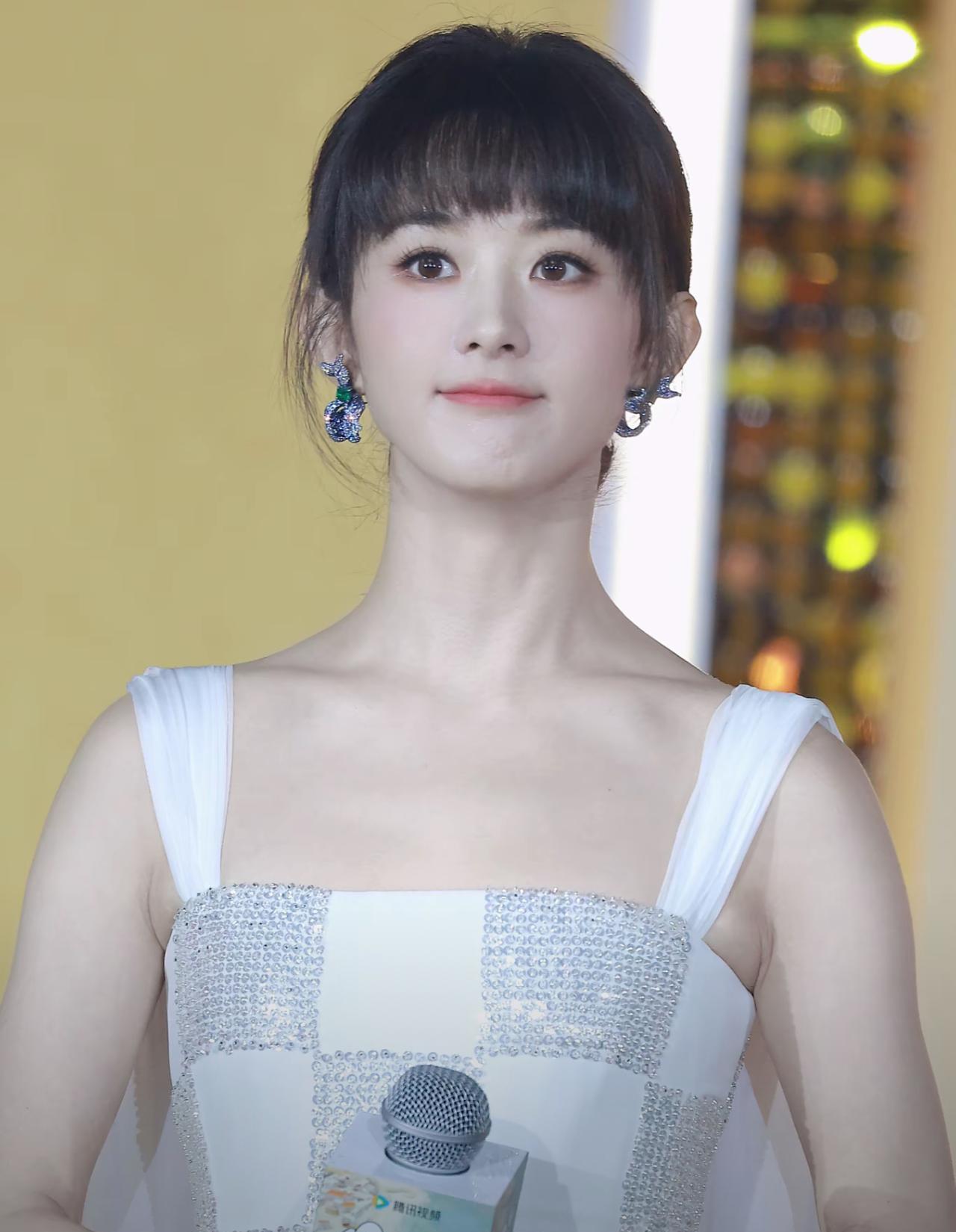 我闺蜜昨天去线下活动见到了赵丽颖，她回来给我说了个大实话，其实赵丽颖本人和电