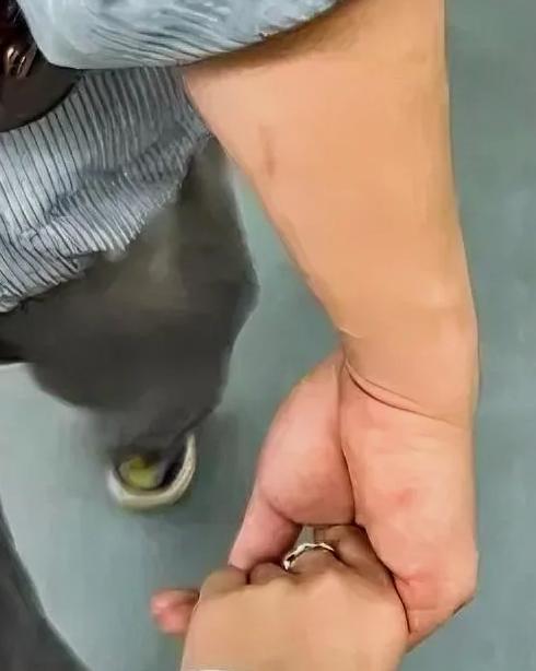 老公在外面有小三，其实我一直都清楚。不过呢，我如今人到中年，想法比较实际。只要他