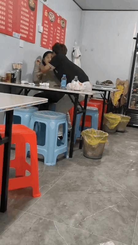 一名女孩在小饭店里陪男朋友一起吃饭的时候，突然遭到男朋友的强吻？虽然事发太突然