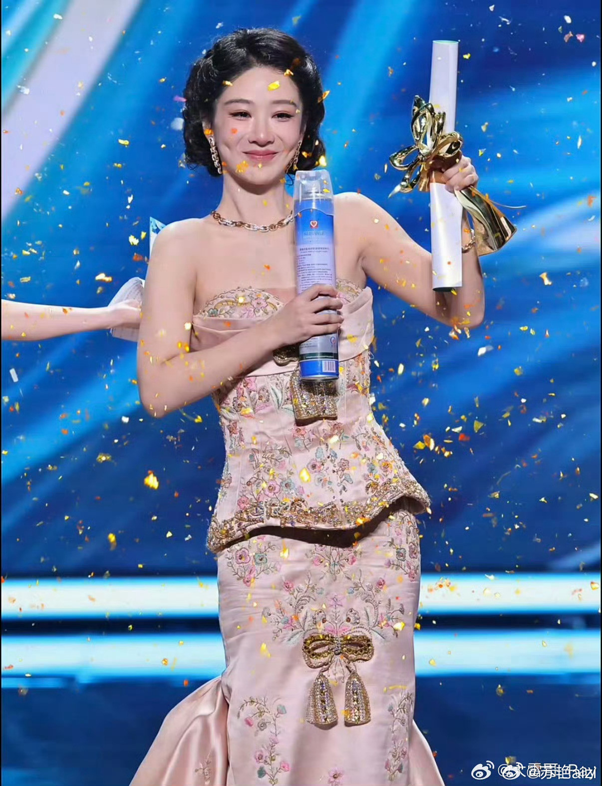 杨紫爸爸手捧奖杯为女儿庆祝杨紫凭《生命树》斩获白玉兰最佳女主角后，低调举办私人庆