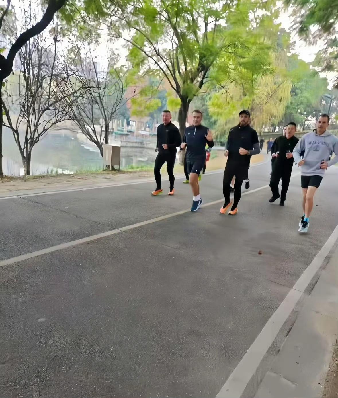 成都果然巴适得很，马克龙已经在锦城湖公园晨跑了。