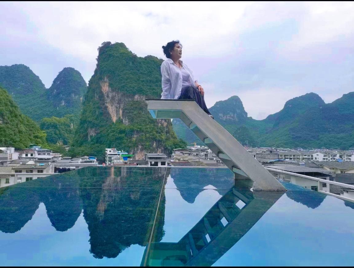 阳朔山水里，我住进了一幅画里终于打卡了心心念念的阳朔！站在天台的镜面平台上