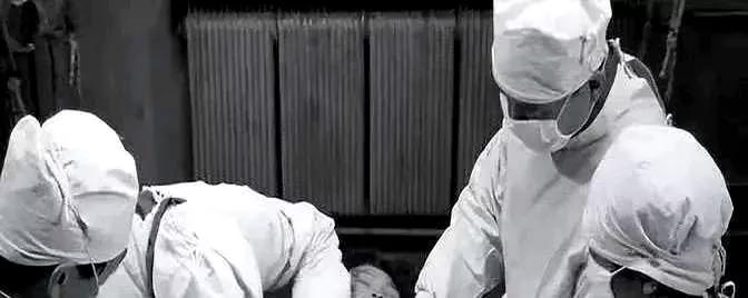 1938年，新井田把春杏按在手术台，刀口从肚脐划到耻骨，他没要她命，只想看清子