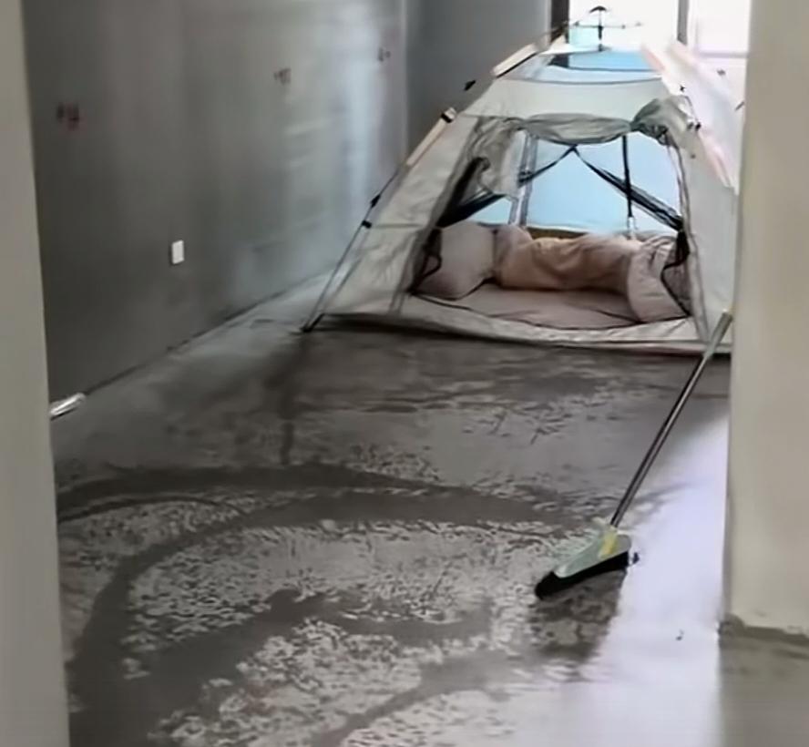 说是男子购买了房屋，却没钱装修。于是支起帐篷睡在了毛坯房里面。我忽然在想，卖楼