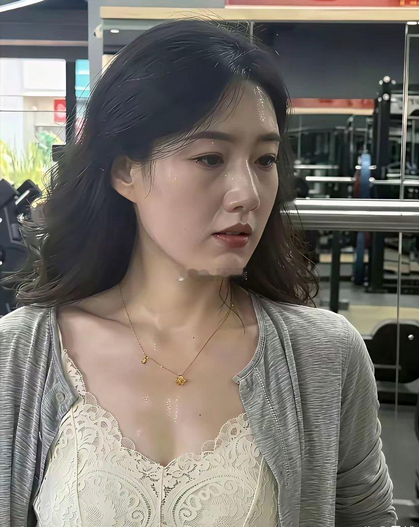 这应该是我见过最有气质的媳妇了，虽然不是小姑娘了，但是看着真的很好看。就这样的容