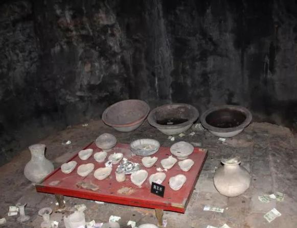 1968年，河北省一处古墓的考古发掘现场，文物专家正有条不紊地开展工作。一名工作