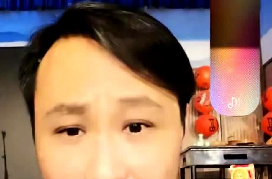 高峰的叛徒宋艺终于回归德云社演出了，之所以说叛徒，是因为他在拜师的最后一刻反悔了