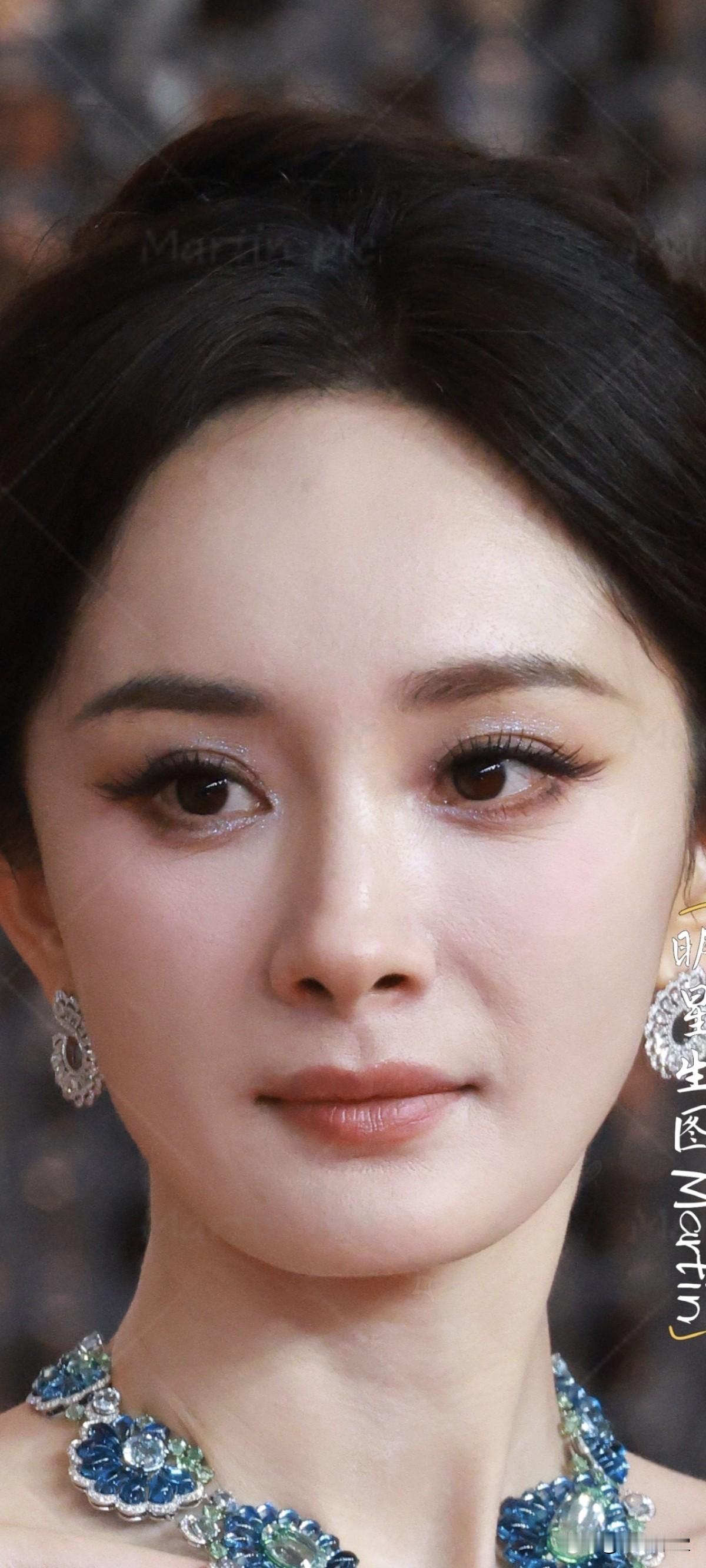 杨幂微博世界大会红毯生图俺们绣绣太争气嘞蓝孔雀公主杨幂生图权威！这蓝孔雀造型