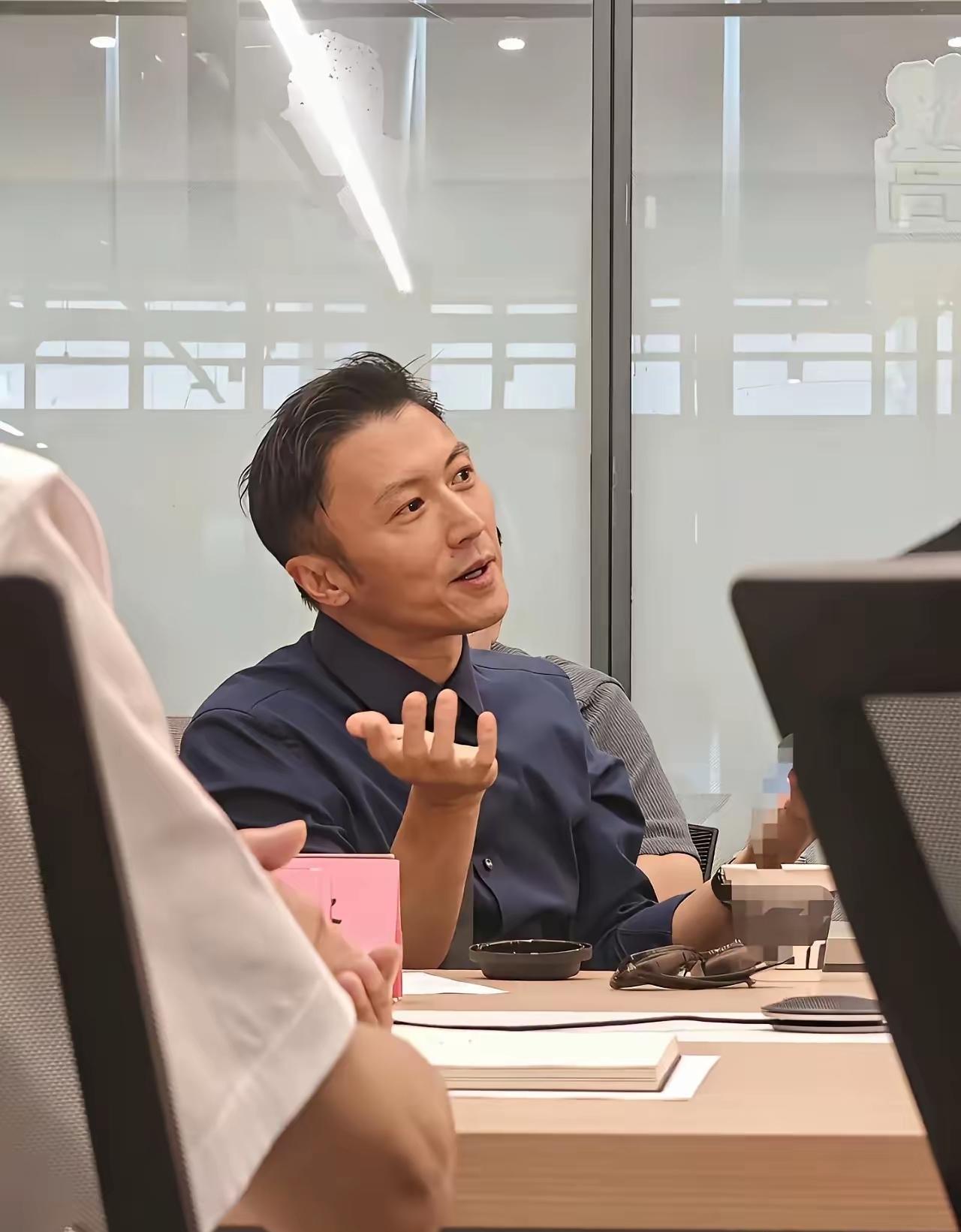 谢霆锋这状态，在中年男人里面属于佼佼者了，发量还在，身材还在，不开滤镜很真