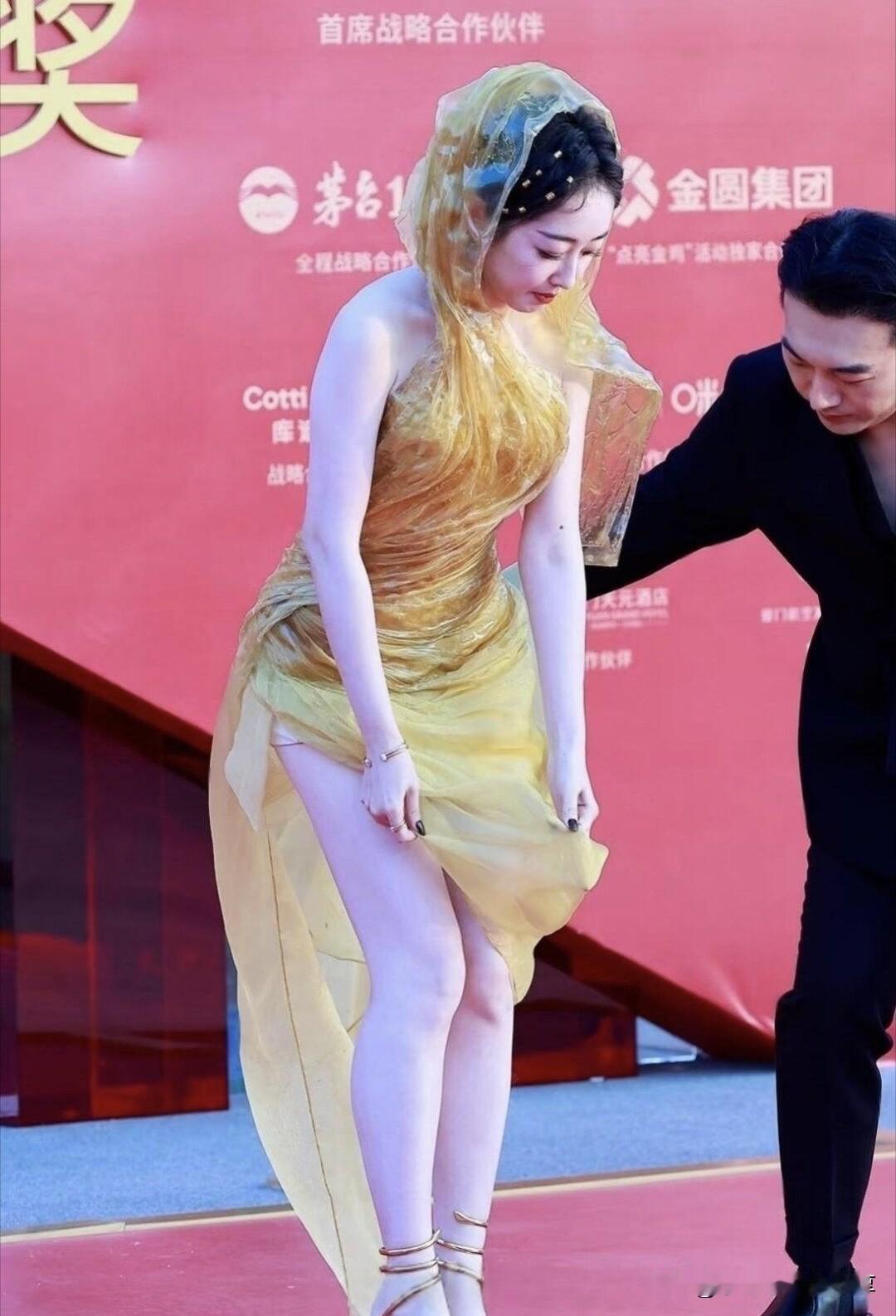 她虽然颜值不高，算不上什么美女，但这圆润的身材看起来挺有气质的，女人还得像她这样