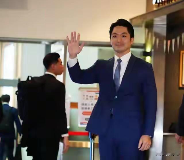 蒋万安，现年47岁，是台湾知名政治人物蒋孝严的儿子，也是“国民党”重要的年轻代表