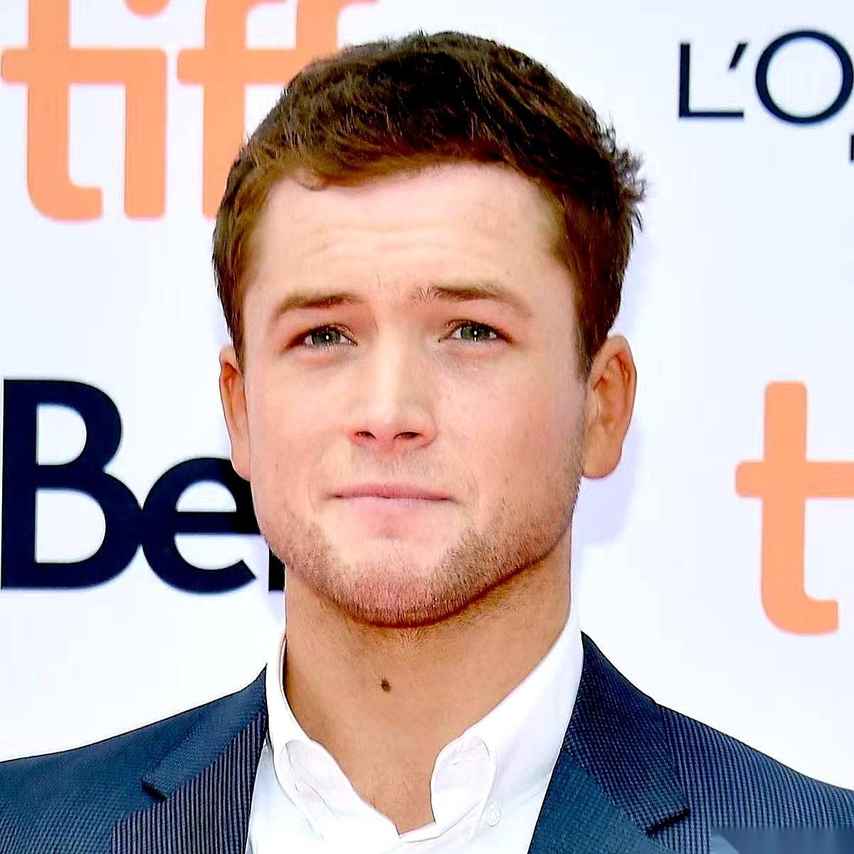 “王牌特工”里的艾格西，塔伦·埃哲顿，那个穿着定制西装、梳着油头能从枪林弹雨里钻