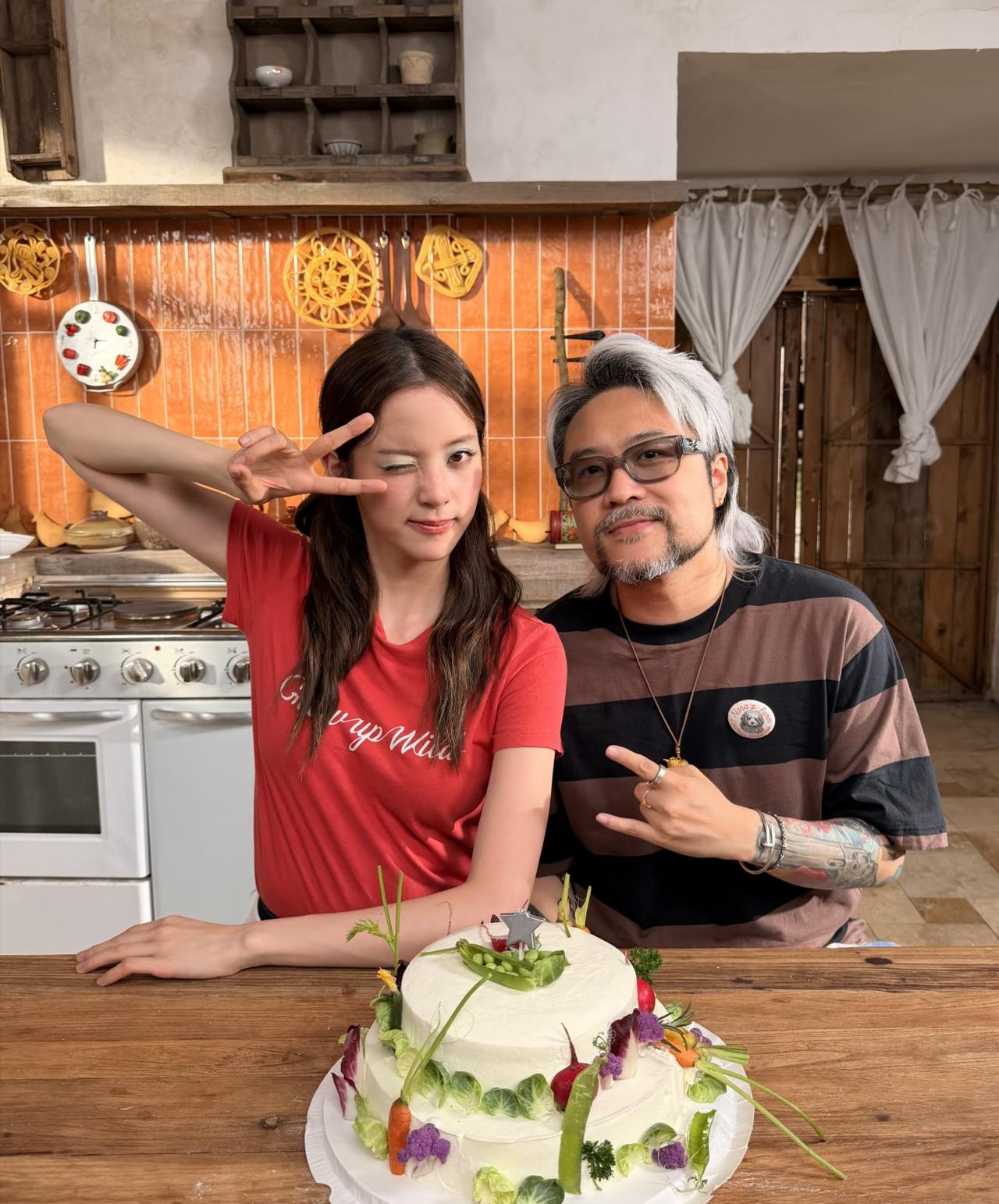 欧阳娜娜在上海一处农场庆祝26岁生日，她办了一场农场主题派对，化身最美农场主，化
