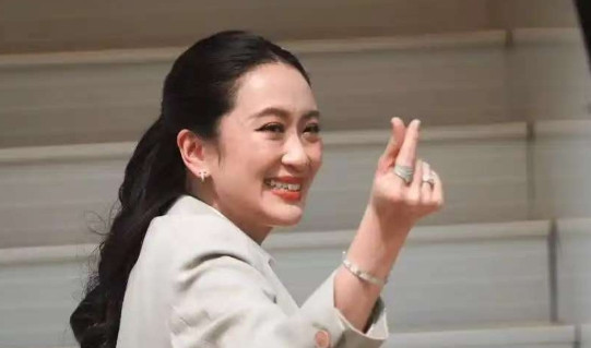 佩通坦离回归总理职位仅差一步了。今日早上八点，泰国议会对于佩通坦不信任案进行