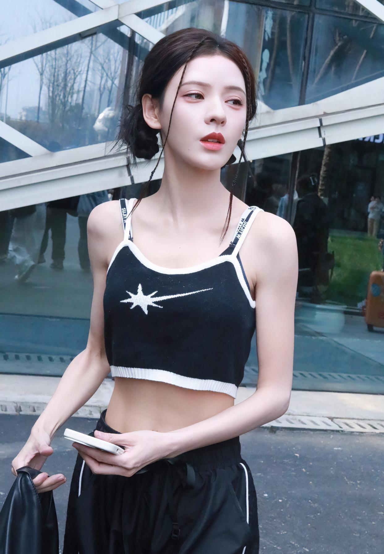 张予曦的腰细得太惊人，妥妥人间腰精，真羡慕到跺脚！