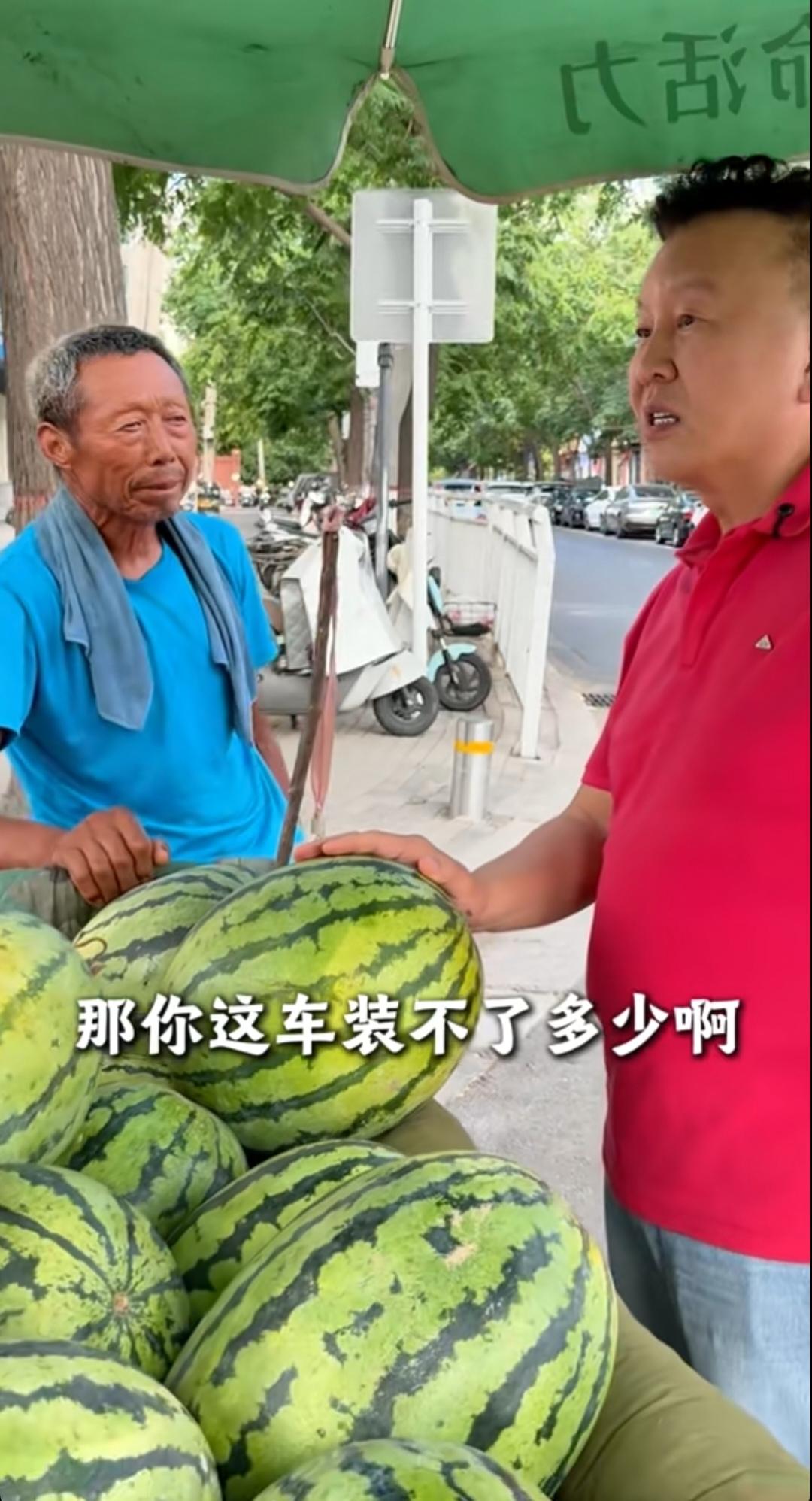 央视名嘴张泽群，回到河南老家，说着一口地道的河南话，与卖瓜大爷聊卖西瓜的事，接