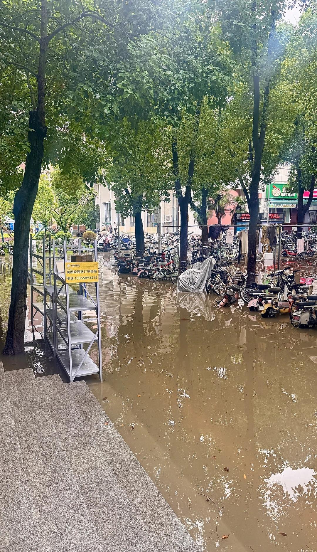 早上一出门天塌了…武汉你继续…不准下雨了武汉暴雨武汉天气武汉淹水武汉大