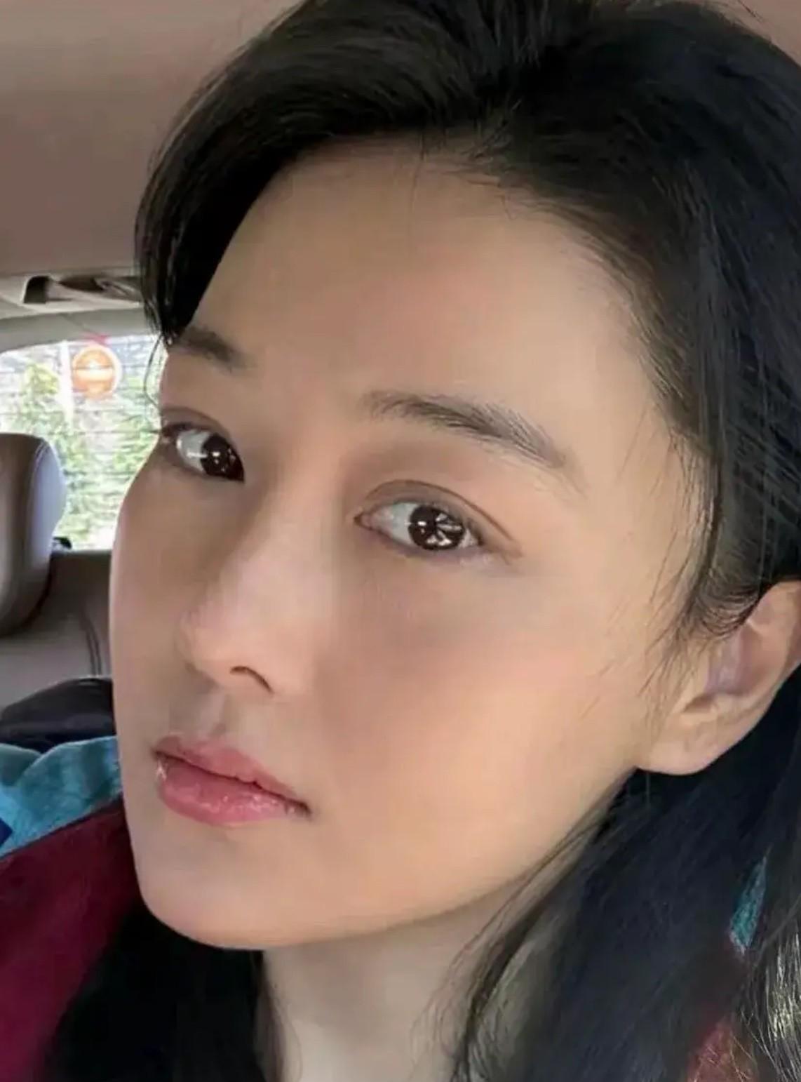 张馨予卸了妆后，底子真的不错，原汁原味的五官，还很精致，她是为数不多没整容的明星