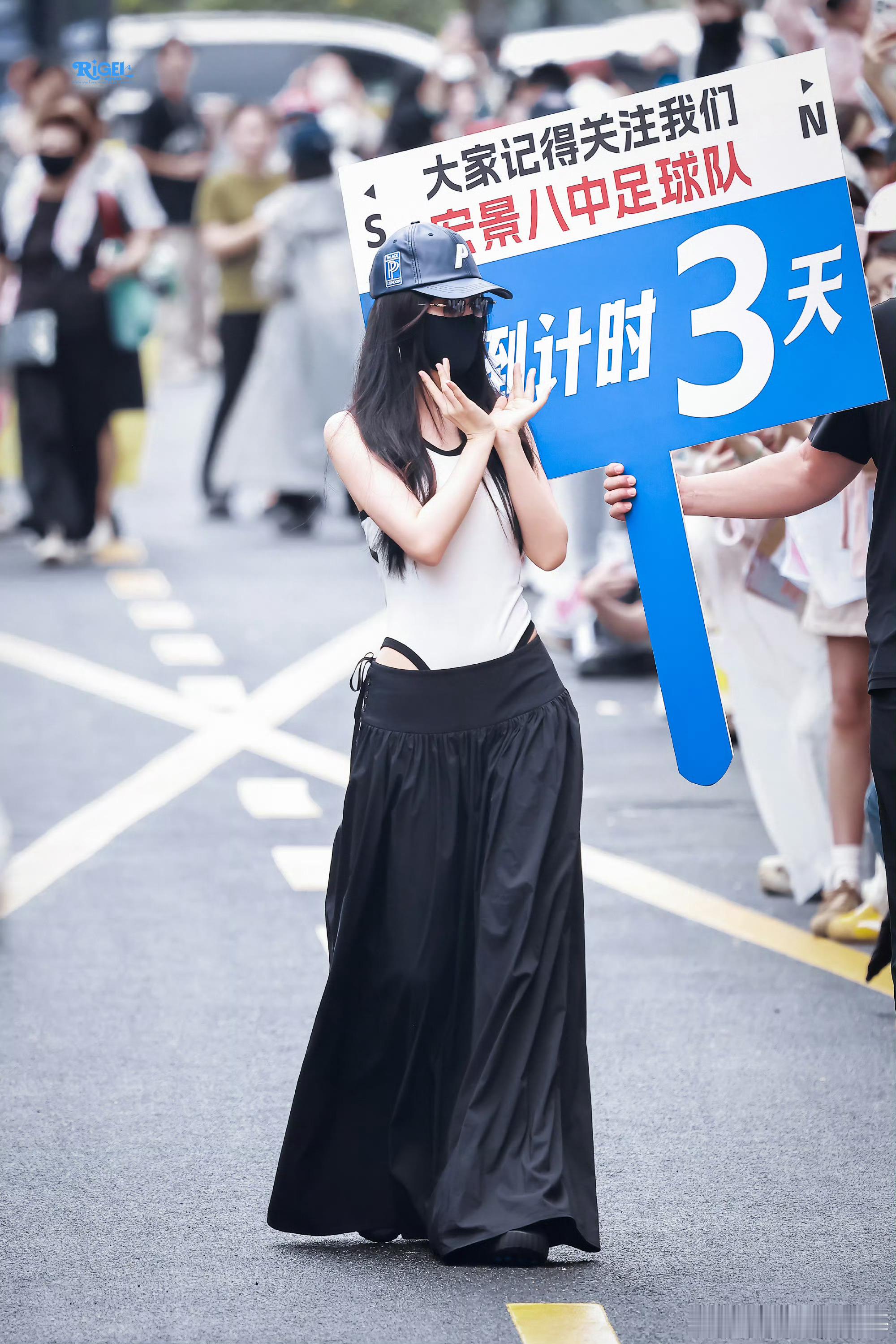 虞书欣连体衣估计上厕所比较麻烦