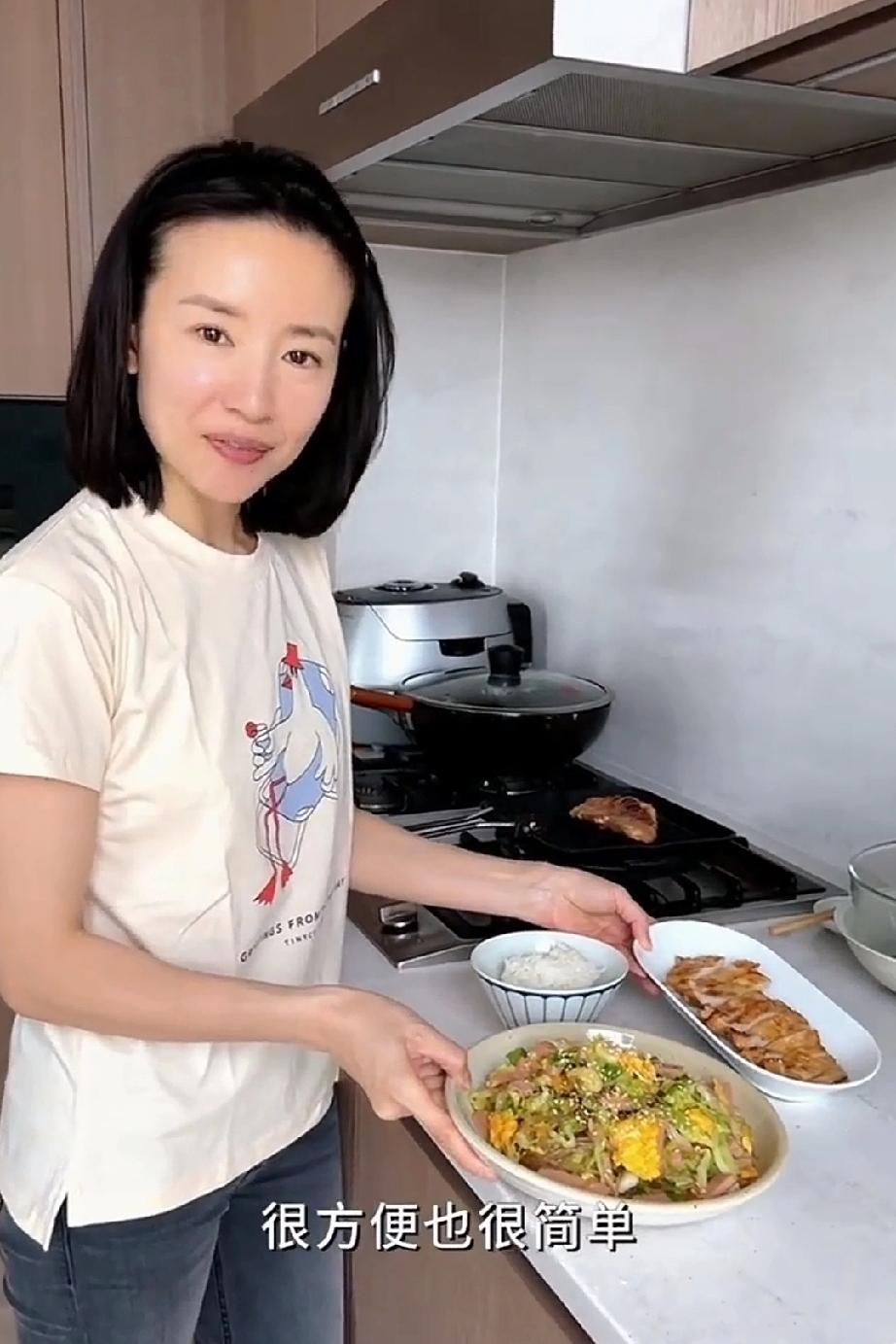 董洁的儿子顶顶一放学回来，就跑到厨房对妈妈喊:“做什么饭呀，我都快饿爆了”，董洁